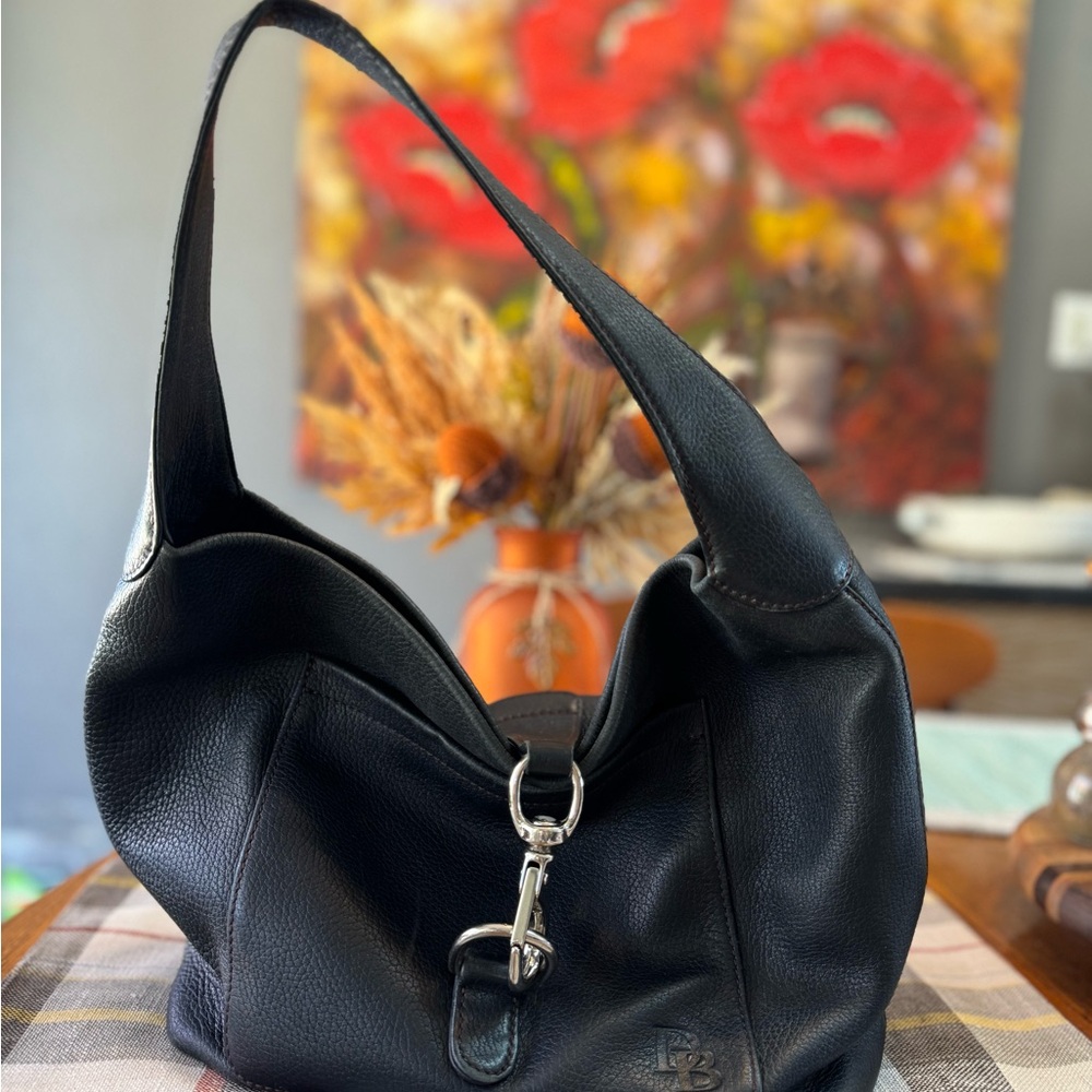 Vintage Dooney & Bourke shoulder purse. With Front clip